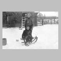 105-0044 Winter 1943 in Tapiau. Auf dem Schlitten vor dem Stall Cousine Inge. Dahinter Dora Hinzer-Rehberg.jpg